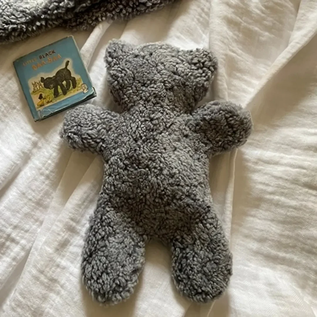 Sheepskin Taupe Brown Flat Eric on Bed